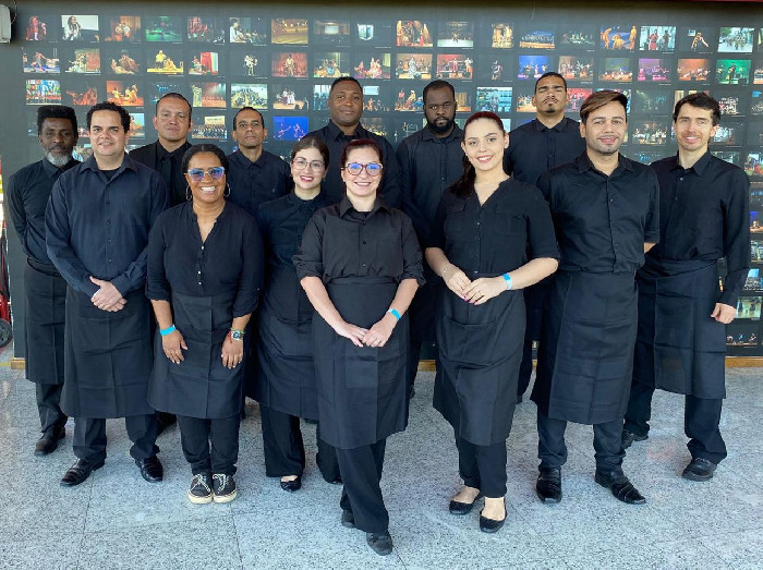 Equipe de garçons em evento cultural